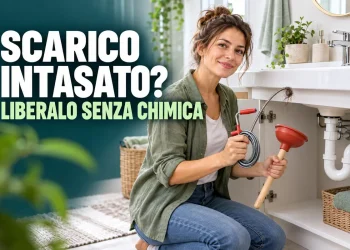 Donna con ventosa e sonda manuale per liberare lo scarico del lavabo senza prodotti chimici.