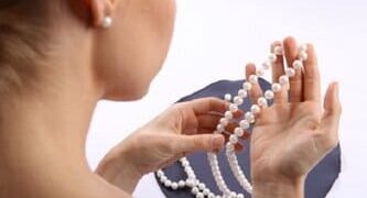 riparare una collana di perle