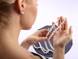 riparare una collana di perle