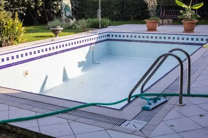 piscina senza acqua