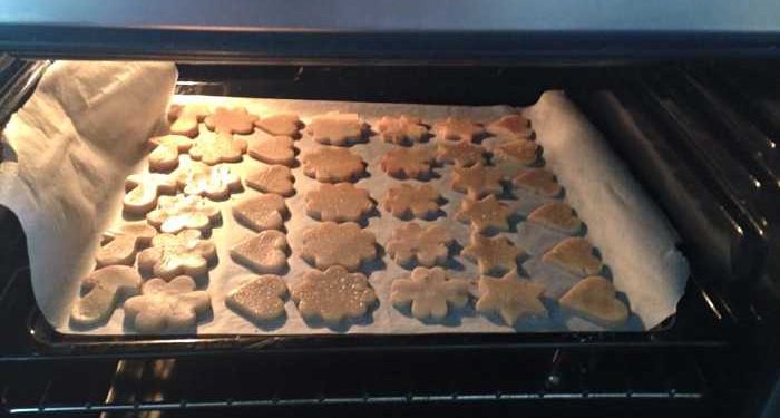 teglia di biscotti in forno