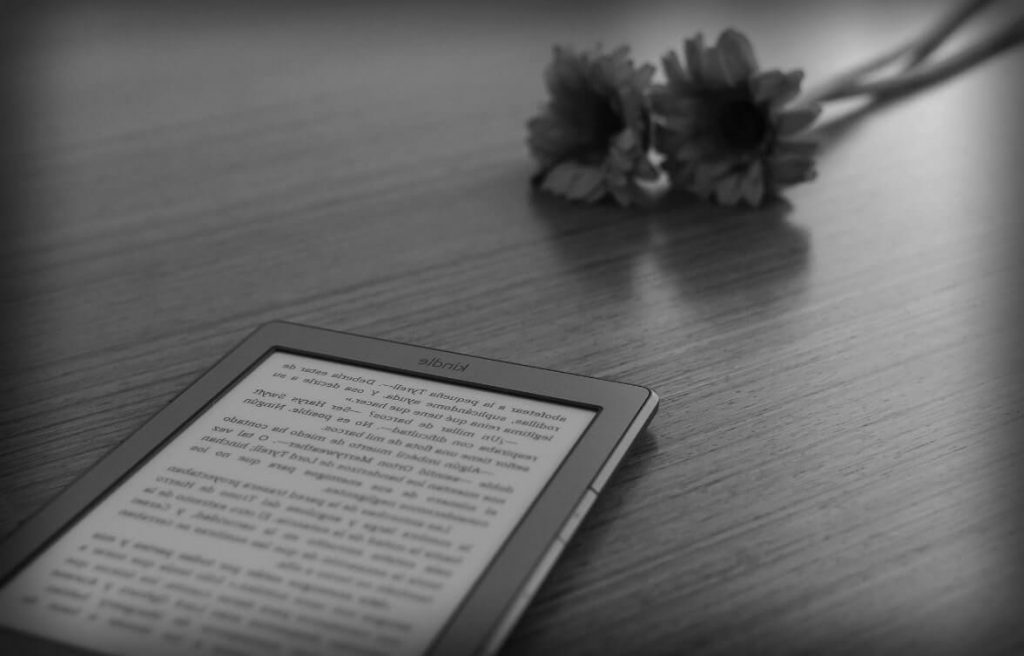 Kindle bianco e nero con fiore