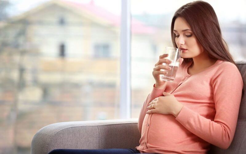 Qual è l'acqua migliore da bere in gravidanza