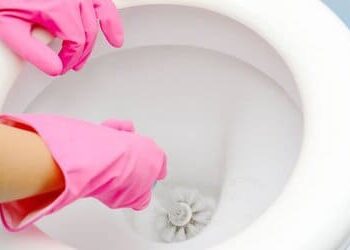 eliminare maccchie bagno