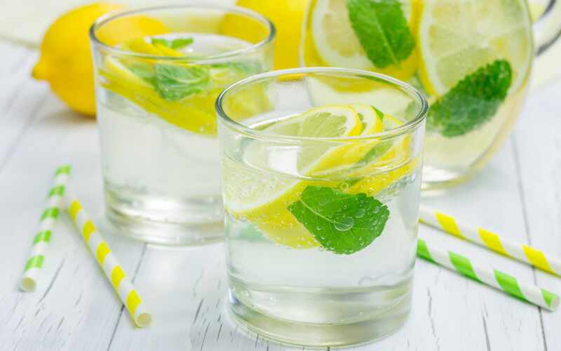bere Acqua e limone fa bene