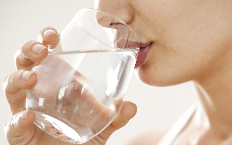 benefici bere l'acqua