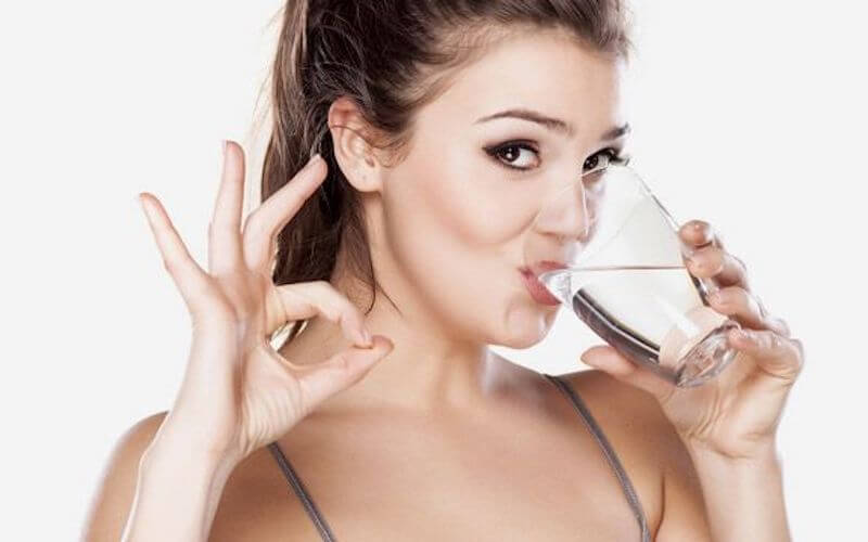 bere acqua fa bene alla digestione