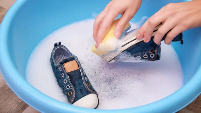 lavare con acqua scarpe