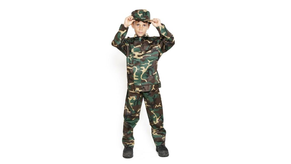 Bambino vestito da militare
