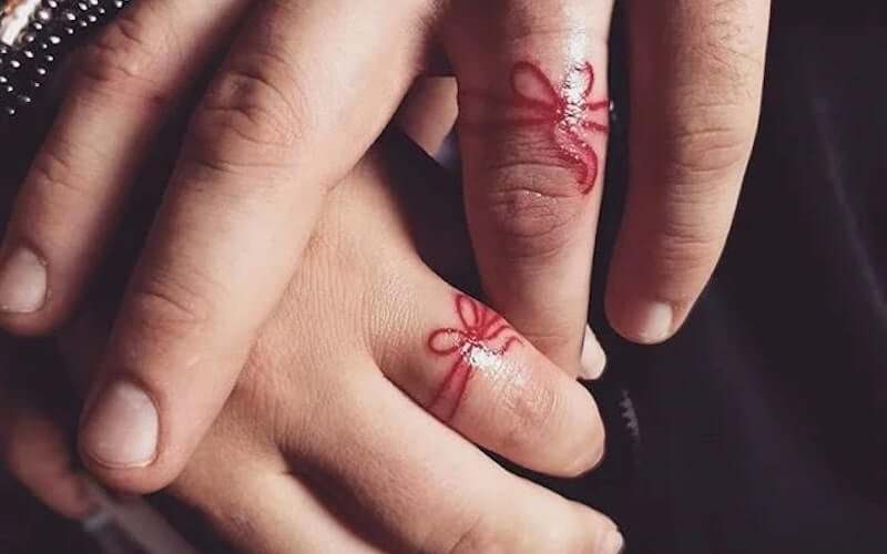 tatuaggio di coppia filo rosso