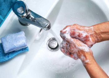 Lavare le mani acqua e sapone