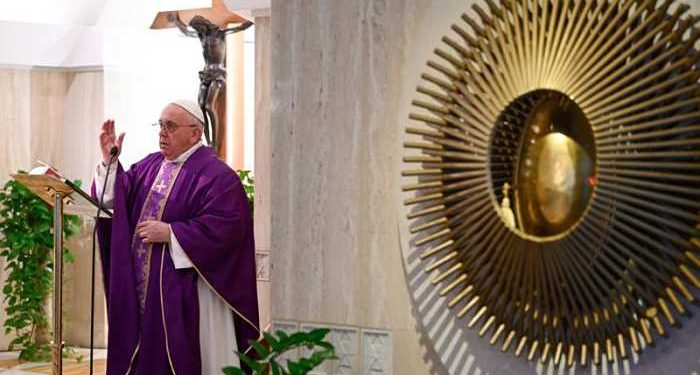 Papa Francesco celebra messa