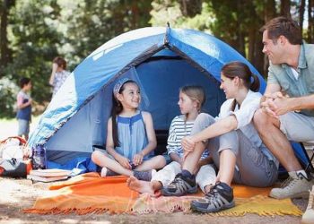 famiglia fa le vacanze in campeggio