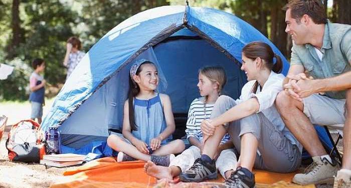 famiglia fa le vacanze in campeggio