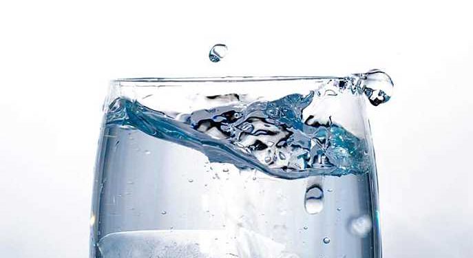 bicchiere acqua demineralizzata