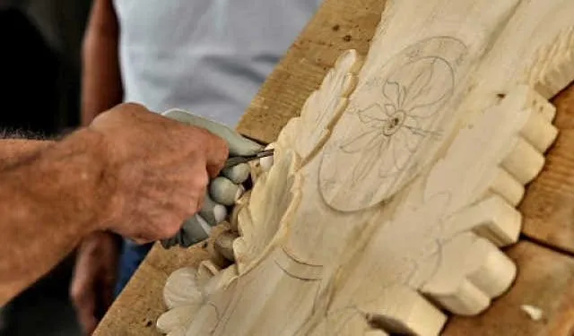 uomo lavora legno