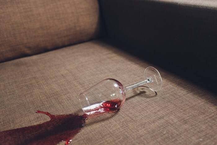 come liminare macchie di vino dal divano