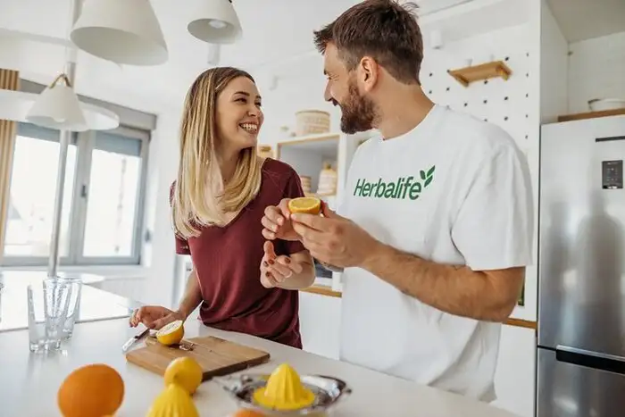 coppia sorride prendendo prodotti herbalife