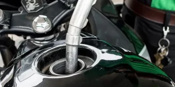 come consumare meno in moto