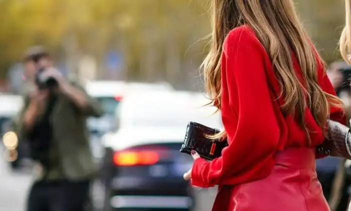 <strong>Come vestirsi per la Vigilia di Natale</strong> rappresenta, tutti gli anni, un problema non da poco per milioni di Italiani, attesi da una giornata importante nell'economia dell'anno. Che si tratti del cenone pre-natalizio, appuntamento immancabile per molti, soprattutto al Sud, o del menù più parco, che caratterizza la vigilia delle case al Nord seguito dalla messe di Mezzanotte, si tratta comunque di un'occasione in cui non può mancare la amssima attenzione al look di grandi e bambini. Ecco alcune idee su come  vestirsi per questa occasione speciale, con un focus su eleganza, comfort e un tocco festivo. <img class="alignnone wp-image-67220 size-full" src="https://guide-online.it/wp-content/uploads/2023/12/photo_2022-12-21_23-46-50_1671695274146_1671695280012_1671695280012-1.jpg" alt="abbigliamento Natale donna" width="549" height="309" /> <h2>Come vestirsi alla vigilia di Natale per Lei</h2> <h4>Look Elegante</h4> <ol> <li><strong>Look elegante</strong>: Un abito elegante è sempre una scelta vincente. Opta per un abito in velluto rosso, un classico che non passa mai di moda, o un abito con dettagli in pizzo o paillettes per aggiungere un tocco di brillantezza.</li> <li><strong>Abito con stampa natalizia</strong>: Un abito con una stampa natalizia o invernale può essere sia festoso che alla moda. Scegli tessuti come la seta o il chiffon per un look più raffinato.</li> <li><strong>Gonna e top elegante</strong>: Abbina una gonna midi o lunga a un top elegante. Puoi scegliere una gonna in tulle per un look più giocoso o una più classica in tessuto liscio. Per il top, considera un body in seta o un maglione fine con dettagli gioiello.</li> </ol> <h4>Look Casual Chic</h4> <ol> <li><strong>Maglione natalizio e jeans</strong>: Per un look più rilassato ma ancora festivo, indossa un maglione natalizio con jeans skinny o a sigaretta. Aggiungi stivaletti per completare l'outfit.</li> <li><strong>Pantaloni palazzo e blusa</strong>: Un paio di pantaloni palazzo (si tratta di quei modelli con la gamba dritta e larga, spesso a vita alta o con le pinces in vita) magari in un tessuto lussuoso come il velluto, abbinati a una blusa elegante possono creare un equilibrio perfetto tra comfort e stile.</li> <li><strong>Cardigan o blazer decorato</strong>: Un cardigan o un blazer con dettagli festivi può essere abbinato a un semplice top e a pantaloni per un look natalizio sobrio ma d'effetto.</li> </ol> <h4>Accessori</h4> <ul> <li><strong>Gioielli</strong>: Scegli gioielli che si abbinano bene con il tuo outfit. Orecchini a lobo o pendenti, collane statement e bracciali possono aggiungere un tocco di lusso.</li> <li><strong>Scarpe</strong>: Opta per tacchi eleganti, stivaletti o ballerine, a seconda del livello di formalità dell'evento e del tuo comfort.</li> <li><strong>Borse</strong>: Una pochette o una borsa a tracolla di dimensioni ridotte sono ideali per conservare gli essenziali senza appesantire il look.</li> <li><strong>Sciarpe e Stole</strong>: Una sciarpa o stola può aggiungere un tocco di classe e tenerti al caldo.</li> </ul> <h4>Make-Up e acconciatura</h4> <ul> <li><strong>Make-Up Festivo</strong>: Sperimenta con un trucco più audace, come labbra rosse o ombretti scintillanti.</li> <li><strong>Acconciatura</strong>: Una pettinatura elegante o onde morbide possono completare il tuo look festivo.</li> </ul> Ricorda, la Vigilia di Natale è un'occasione per sentirsi speciali e celebrare, quindi scegli un outfit che ti faccia sentire sicura e festosa! <img class="alignnone wp-image-67221 size-full" src="https://guide-online.it/wp-content/uploads/2023/12/Winter_Christmas_Outfits-1.jpg" alt="cosa mettere per la vigilia di natale" width="700" height="394" /> <h2>Come vestirsi alla vigilia di Natale per Lui</h2> Vestirsi per la Vigilia di Natale offre anche agli uomini l'opportunità di mostrare il loro stile festivo. Che si tratti di un evento formale o di una celebrazione più casual, ci sono diverse opzioni per creare un look perfetto. Ecco alcune idee: <h4>Look Elegante/Formale</h4> <ol> <li><strong>Completo o Smoking</strong>: Per un evento formale, un completo sartoriale o uno smoking sono scelte classiche. Opta per colori scuri come il blu navy o il grigio antracite per un look sofisticato.</li> <li><strong>Camicia e Cravatta</strong>: Scegli una camicia elegante, possibilmente in colori chiari come il bianco o l'azzurro, e abbinala a una cravatta o un papillon. Per un tocco festivo, considera una cravatta con un sottile motivo natalizio o in una tonalità di rosso.</li> <li><strong>Blazer con Dettagli Eleganti</strong>: Un blazer in velluto o con dettagli in raso può aggiungere un tocco di lusso al tuo outfit. Può essere abbinato a pantaloni sartoriali e una camicia elegante.</li> </ol> <h4>Look Casual Chic</h4> <ol> <li><strong>Maglione natalizio</strong>: Un maglione con motivi natalizi può essere un modo divertente per rimanere nell'atmosfera festiva, specialmente per eventi meno formali. Abbinalo a jeans scuri o pantaloni chino.</li> <li><strong>Camicia e maglione</strong>: Un classico look invernale è la camicia sotto un maglione di lana. Scegli colori e pattern che rispecchiano la stagione, come il rosso, il verde o i motivi a losanga.</li> <li><strong>Giacca o Cardigan in maglia</strong>: Per un look rilassato ma curato, indossa una giacca o un cardigan in maglia pesante sopra una camicia. Questo look è ideale per una celebrazione in casa o con la famiglia.</li> </ol> <h4>Accessori</h4> <ul> <li><strong>Orologio e gemelli</strong>: Un orologio elegante e gemelli possono aggiungere un tocco di classe al tuo outfit.</li> <li><strong>Scarpe</strong>: Scegli scarpe eleganti come Oxford o Derby per eventi formali, o stivaletti per un look più casual.</li> <li><strong>Cintura</strong>: Assicurati che la tua cintura si abbini alle tue scarpe. Per un evento formale, scegli una cintura sottile e raffinata.</li> </ul> <h4>Altri Dettagli</h4> <ul> <li><strong>Capispalla</strong>: Se il clima lo richiede, indossa un soprabito elegante o un cappotto in lana.</li> <li><strong>Calze</strong>: Le calze possono essere un piccolo dettaglio divertente nel tuo outfit. Scegli calze con colori o motivi natalizi per un tocco giocoso.</li> <li><strong>Sciarpa</strong>: Una sciarpa elegante non solo ti terrà al caldo, ma aggiungerà anche stile al tuo look.</li> </ul> L'importante è che ti senti a tuo agio e adatto per l'occasione. La Vigilia di Natale è un momento per godersi la compagnia e celebrare, quindi il tuo outfit dovrebbe riflettere lo spirito festivo e la tua personalità. <img class="alignnone wp-image-67223 size-full" src="https://guide-online.it/wp-content/uploads/2023/12/191216-christmas-morning-children-gifts-stock-cs-1144a-1.jpg" alt="cosa mettere ai bambini a Natale" width="700" height="460" />   <h2>Come vestire i bambini per la vigilia di Natale</h2> Vestire i bambini per la Vigilia di Natale può essere sia divertente che pratico. L'obiettivo è scegliere abiti festivi che siano anche comodi e adatti ai più piccoli. Ecco alcune idee per i look natalizi dei bambini: <h4>Per le Bambine</h4> <ol> <li><strong>Abiti natalizi</strong>: Gli abiti in toni di rosso, verde o con stampe natalizie sono perfetti per la Vigilia di Natale. Scegli tessuti comodi come il cotone o il velluto.</li> <li><strong>Gonne e maglioni</strong>: Una gonna in tulle o in velluto abbinata a un maglione decorato o con un motivo festivo è un'altra ottima opzione. Aggiungi calze spesse e ballerine o stivaletti.</li> <li><strong>Accessori</strong>: Fasce per capelli, fermagli con fiocchi o brillantini e piccole collane possono aggiungere un tocco speciale al look.</li> </ol> <h4>Per i Bambini</h4> <ol> <li><strong>Camicie e maglioni</strong>: Una camicia elegante sotto un maglione natalizio è un look classico. Per un tocco più formale, aggiungi un gilet o un blazer.</li> <li><strong>Pantaloni Chino o jeans</strong>: Abbinati con una camicia a quadri o un maglione, i pantaloni chino o i jeans sono comodi ma eleganti.</li> <li><strong>Accessori</strong>: Cravattini, papillon o cinture possono aggiungere un tocco di formalità al loro outfit.</li> </ol> <h4>Considerazioni utili</h4> <ul> <li><strong>Comfort e mobilità</strong>: Assicurati che i vestiti siano comodi e non limitino i movimenti, in modo che i bambini possano giocare e muoversi liberamente.</li> <li><strong>Calore</strong>: Se vivi in un clima freddo, assicurati che i bambini abbiano strati aggiuntivi come maglioni, calzettoni e magari una sciarpa morbida.</li> <li><strong>Facilità di pulizia</strong>: I bambini possono sporcarsi facilmente, quindi scegli tessuti che siano lavabili e resistenti.</li> <li><strong>Sicurezza</strong>: Evita accessori piccoli o parti staccabili che potrebbero essere un pericolo per i bambini più piccoli.</li> </ul> <h4>Stile e divertimento</h4> <ul> <li><strong>Temi natalizi</strong>: Non esitare a scegliere abiti con temi natalizi, come Babbo Natale, renne, fiocchi di neve o alberi di Natale.</li> <li><strong>Colori Fìfestivi</strong>: I colori tradizionali come il rosso, il verde e l'oro sono sempre una scelta vincente.</li> <li><strong>Pigiama party</strong>: Se la Vigilia di Natale è trascorsa in casa, i pigiami natalizi sono un'opzione divertente e confortevole per i bambini.</li> </ul> Ricorda che la cosa più importante è che i bambini si sentano felici e a loro agio nel loro abbigliamento festivo. Questo li aiuterà a godersi pienamente lo spirito e l'emozione della Vigilia di Natale.