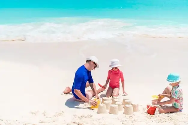 bambini giochi mare
