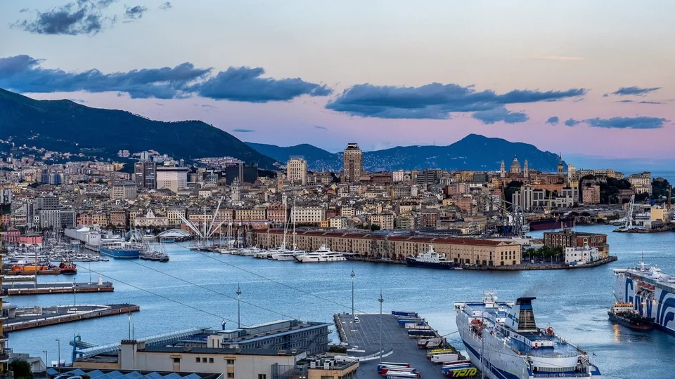 Panorama di Genova con il porto, il centro città e le colline sullo sfondo