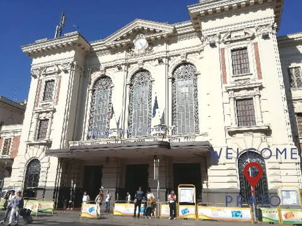 Stazione ferroviaria di Prato Centrale, utile per gli studenti che valutano il pendolarismo verso Firenze